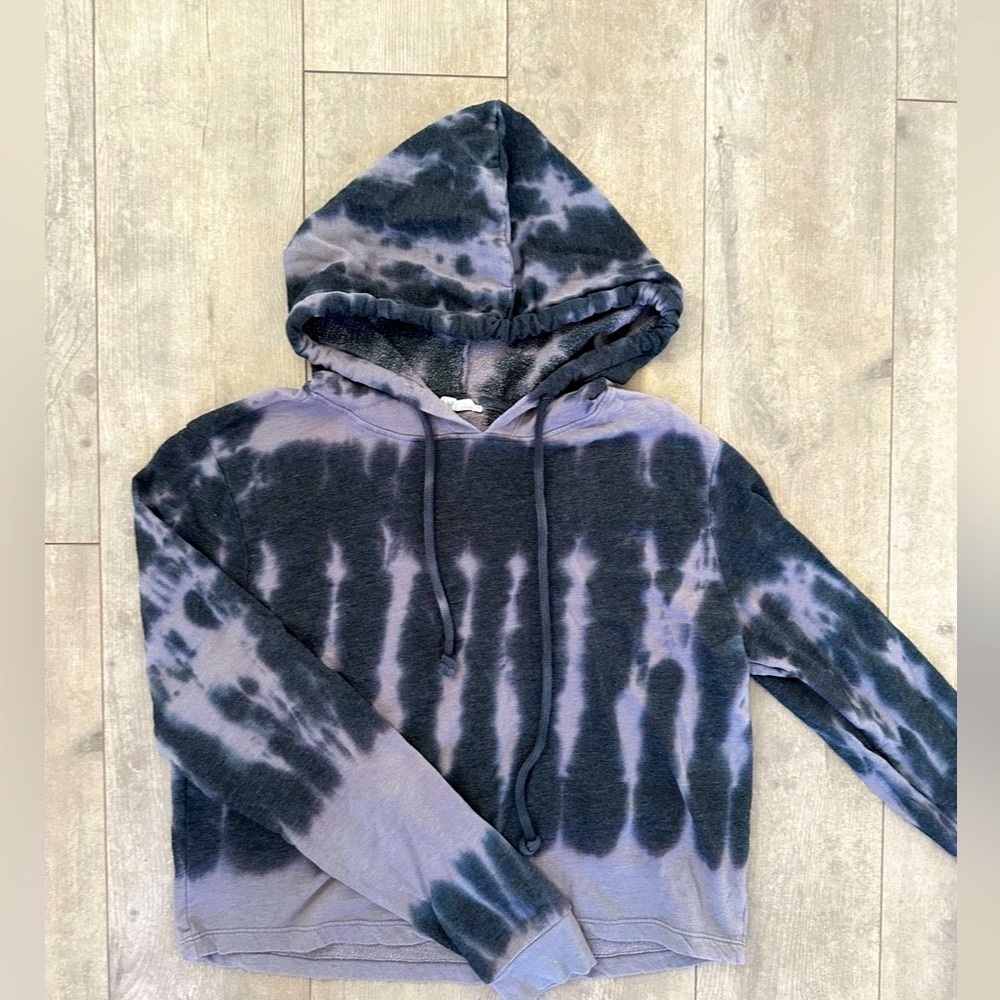Crop tie dye hoodie
Size small
Included in mix and Match 5 listings for $30